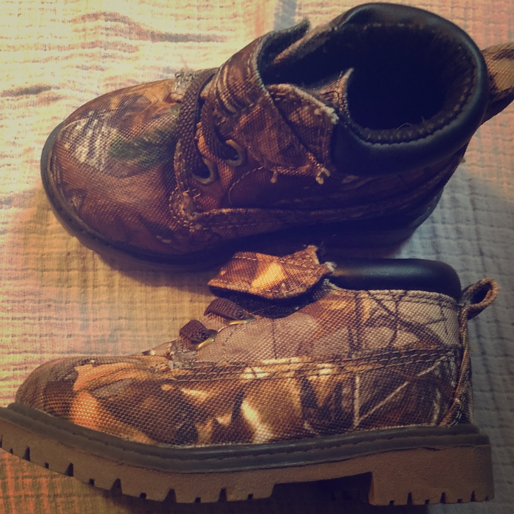 Boys camo boots